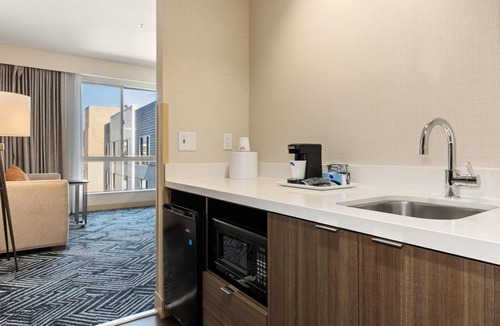 Pacific - Edison Hotel | Hampton Inn & Suites Los Angeles - Glendale