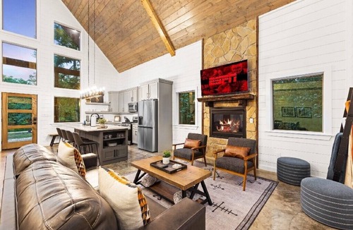 Hochatown Cabin | ✨Hampton's Hideaway: Luxury cabin with 🎲 Games, 🪁 Playground, and 💦 Hot Tub✨