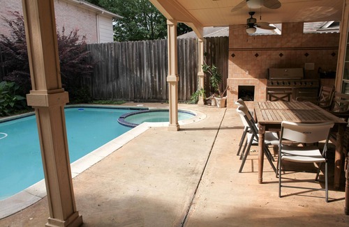 Spring Branch East House | Han Solo's Hideout! Luxury, Work, Play, Safe, close to all, pool and grill
