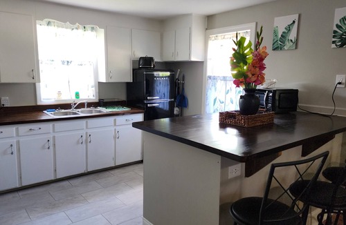 Rosewood House | Hangout by the firepit near USC pet-friendly