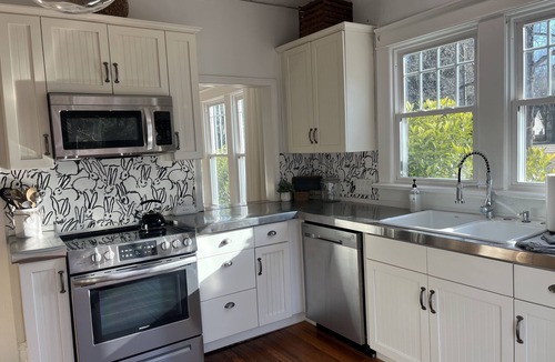 Raleigh House | Hanks Farm 🖤- Sleeps 5, 1930s farm 1.5 acres ,Charming Cozy ,Events, Pets ok
