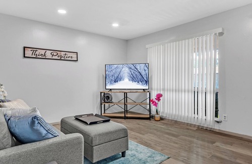 Junius Heights Apartment | Happy 2 bedroom 1 bathroom apartment