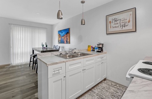 Junius Heights Apartment | Happy 2 bedroom 1 bathroom apartment