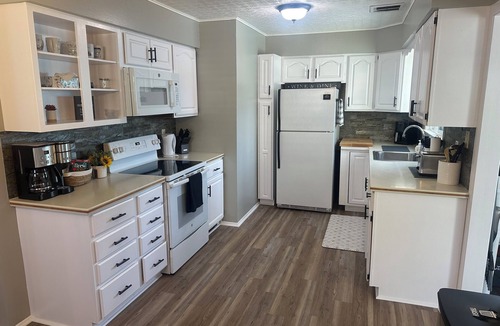 Auburn Hills House | Happy Little House! Clean, Cozy, Cute King Bed