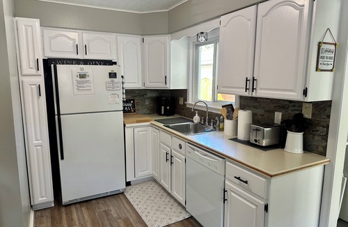 Auburn Hills House | Happy Little House! Clean, Cozy, Cute King Bed