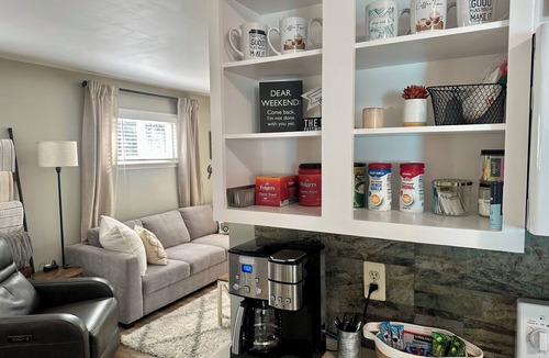 Auburn Hills House | Happy Little House! Clean, Cozy, Cute King Bed