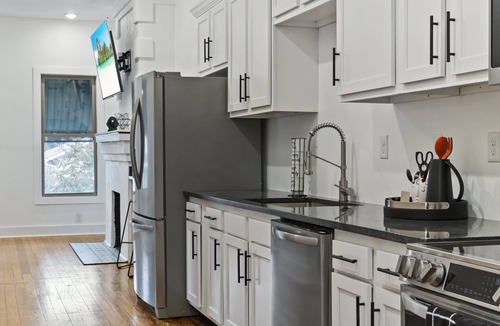 Schnitzelburg Apartment | HAUCK'S NEST in the heart of Germantown!