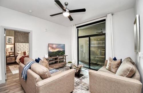 Braeswood Place Apartment | Haus of Blues-Walk to NRG Stadium-Med Center-Private Parking