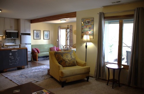Hayden View Estates Apartment | Hayden Lake Retreat-Amazing Views w/Private Deck-Self Check In & Free Parking