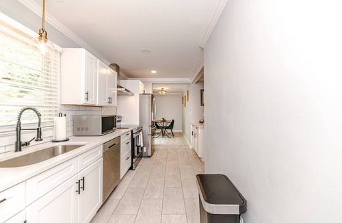 Downtown House | Heart of Downtown- Near golfing, bars, and restaurants!