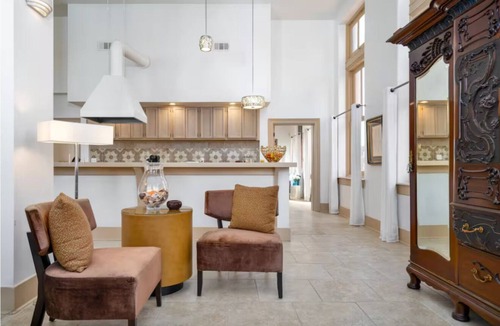 Sapulpa House | Heart of Route 66. Stunning Apartment on Old City Hall's 2nd Floor