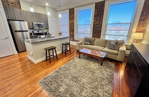 Jackson Ward House | Heart of the Arts District Penthouse - West Broad VCU MCV Prime Downtown!