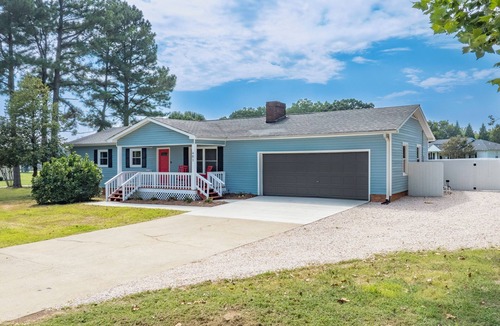 Mooresville House | Heated Pool, Hot tub, Epic Kids Room, Pickleball/Basketball, Mini Golf, Fire Pit
