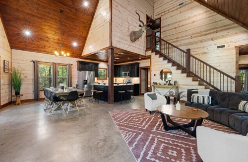 Pickens Cabin | Heated Pool, MiniGolf, Hot Tub, FirePit, Sleeps 14