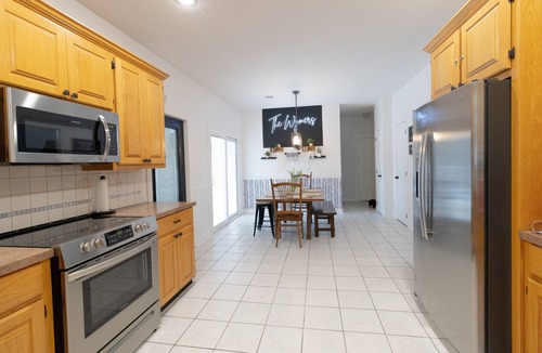 Springdale House | Heated Pool opens March 6 - Sleeps 12, Near UofA,