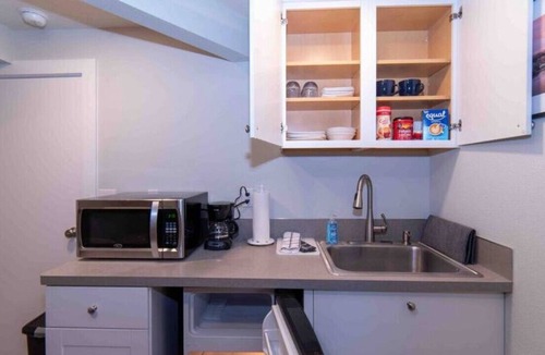 Veterans Park Apartment | Heavenly Hideaway West End+Laundry+Kitchette+Patio