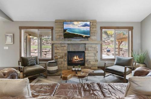 Heber House | Heber Hideaway Exquisite Home with Hot Tub