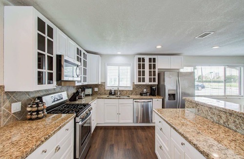 Washington Ave./ Memorial Park House | Heights Bungalow w/Huge Yard & Pool Table