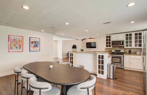 Washington Ave./ Memorial Park House | Heights Bungalow w/Huge Yard & Pool Table