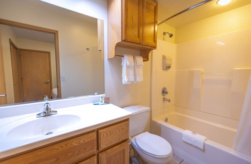 Ahsahka Hotel | Helgeson Place Hotel & Suites