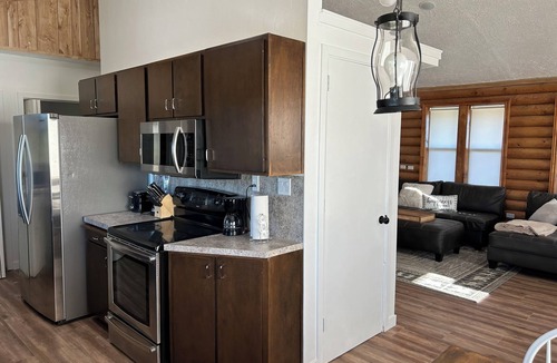 Roosevelt House | Henries Hideout, Newly Renovated Spacious 5-bedroom house in lovely Neola