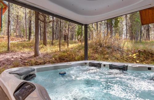 Island Park House | Henrys Cast by KABINO Hot Tub Large Driveway PS4 Dog Friendly Fire Pit Fireplace
