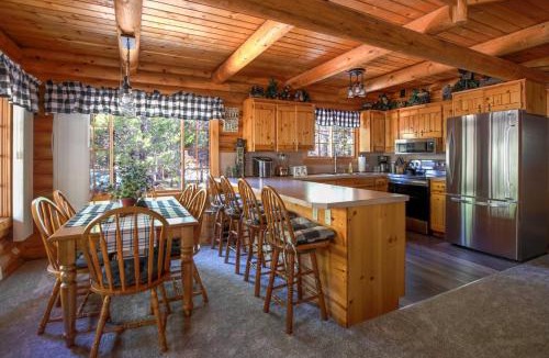 Island Park House | Henrys Cast by KABINO Hot Tub Large Driveway PS4 Dog Friendly Fire Pit Fireplace