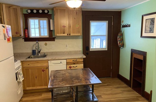 Davison Apartment | Hidden Charm Suites - R&R Suite Downtown Retreat