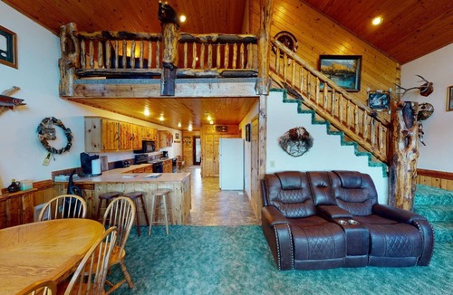 Island Park Cabin | Hidden Creek* 3Br, Wifi/Satellite Tv, Backyard Creek Views, 40 Minutes to Yellowstone