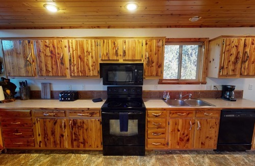 Island Park Cabin | Hidden Creek* 3Br, Wifi/Satellite Tv, Backyard Creek Views, 40 Minutes to Yellowstone