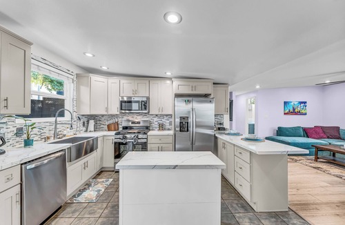 Morena House | Hidden Hilltop Manor, Chic 3BD w/Outdoor Oasis and parking, Centrally located