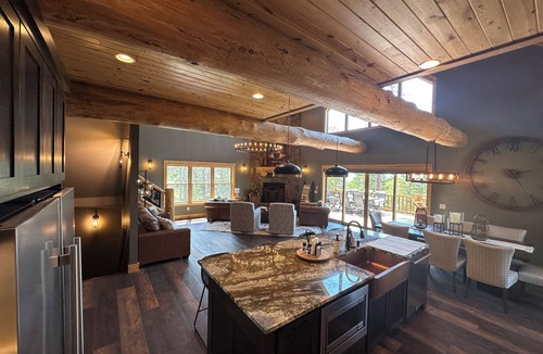 Lead House | High End Luxury with Rustic Woodsy Charm 4-bedroom cabin next to Terry Peak Lead