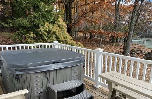 Lake Harmony House | High End Townhouses, Walk to Slopes, Hot Tub, Fireplaces, Pool Table, Lake