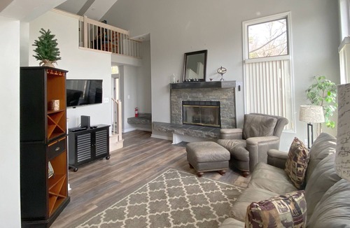 Lake Harmony House | High End Townhouses, Walk to Slopes, Hot Tub, Fireplaces, Pool Table, Lake