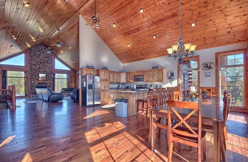 Laurelville Cabin | High Point Retreat! Large open concept. Great for family gatherings!