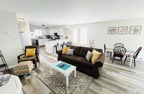 Sheridan House | Highland Hideaway-Newly Remodeled!