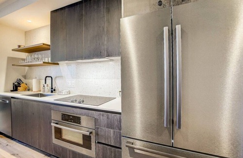 Rainey Street Historic District Condo | Highrise 1BR Luxe Suite near DT|Vibrant Rainey St