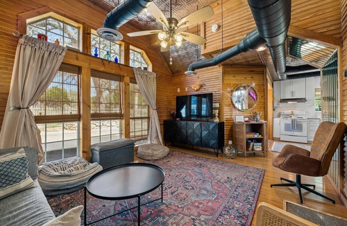 Fredericksburg House | Hill Country Cabin w/hot tub and dog friendly!