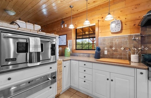 Dripping Springs House | Hill Country pet-friendly retreat for 28 guests with pool, hot tub, pickleball & unforgettable sunset views.