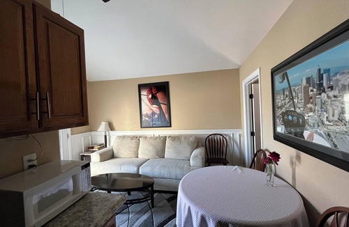 Canyon Country House | HILL SIDE GETAWAY next to Magic Mountain, and close to all theme parks