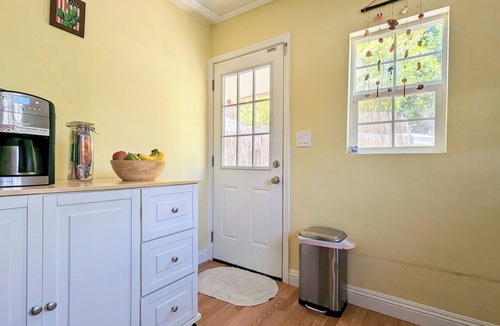 Beverly Glen House | Hillside Bungalow House near UCLA edge of Bel Air+Parking