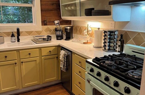Greater Heights Apartment | hilltop - retreat from the city w/pool & hot tub