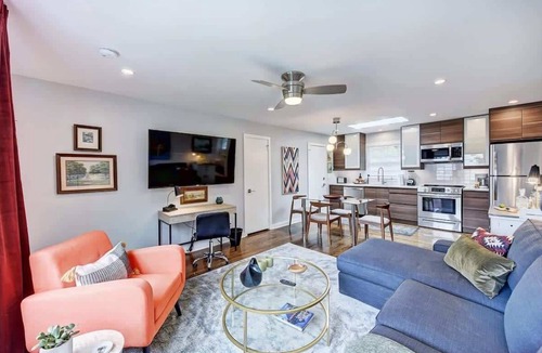 Cherry Condo | Historic 1BR Myers Park Condo Near Atrium CMC & Uptown with King Bed and Parking