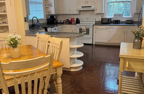 Wilson House | Historic 5BR 1858 Estate N/Barton and Warbirds!