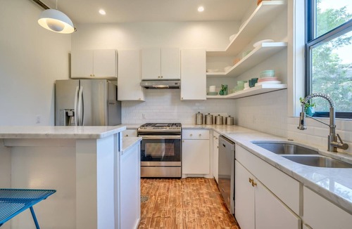 West End House | Historic B&B in Austin: Walkable to SXSW! 7 Private Suites, Sleep 25!