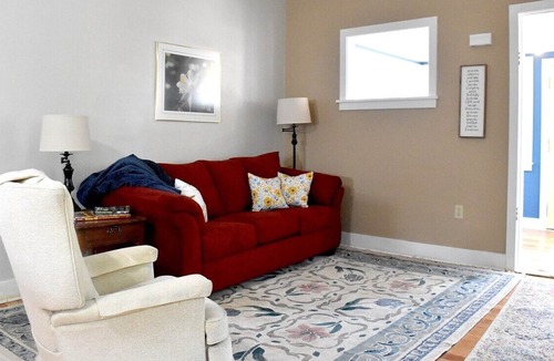 Wheatland House | Historic Bluebell. Entire House. 2Br Cozy but spacious