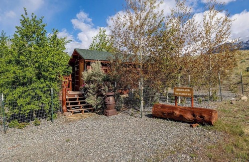 Wapiti Cabin | Historic Bunkhouse with 360 degree Mountain Views with river access