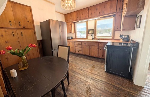 Stevensville House | Historic cottage in Stevensville with views of the mission mountains.