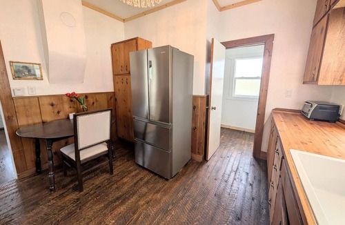Stevensville House | Historic cottage in Stevensville with views of the mission mountains.