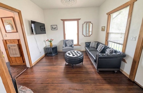 Stevensville House | Historic cottage in Stevensville with views of the mission mountains.